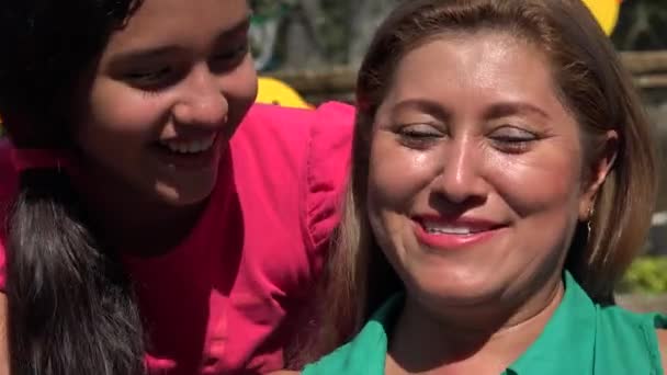 Мати і дочка hacing весело разом — стокове відео