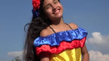 Geleneksel Kolombiya elbise giyen gülümseyen kız