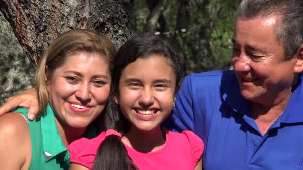 Familjen poserar på träd i den allmänna parken — Stockvideo