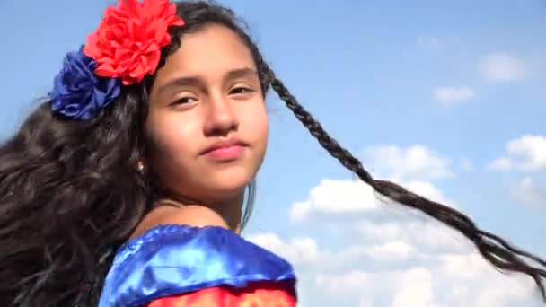 Chica sonriente con vestido tradicional colombiano — Vídeo de stock
