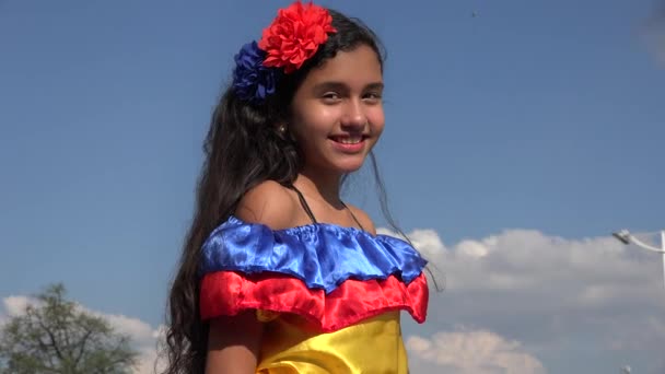 Fille heureuse portant la robe colombienne traditionnelle — Video