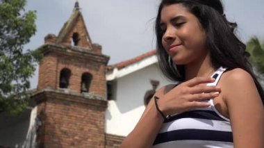 Mutlu genç İspanyol kız kilisede dua