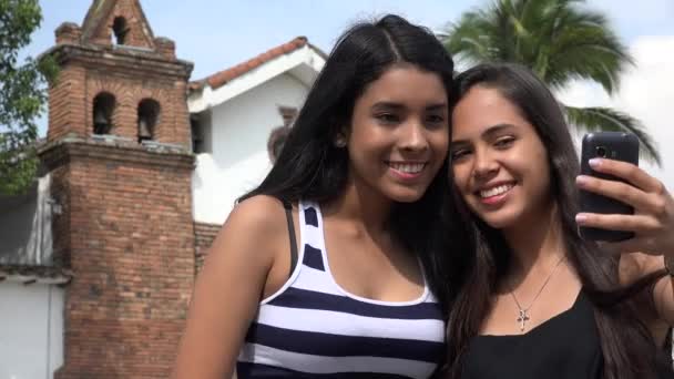 Turistas adolescentes tomando Selfie na Igreja — Vídeo de Stock