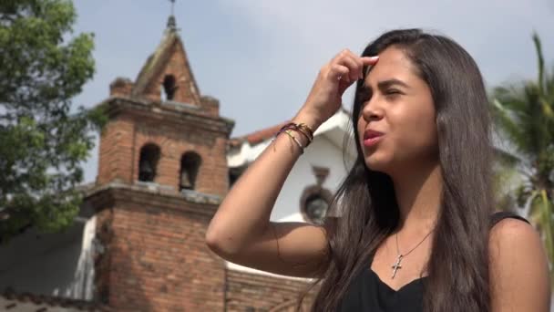 Lycklig tonåring spansktalande tjej be vid kyrkan — Stockvideo
