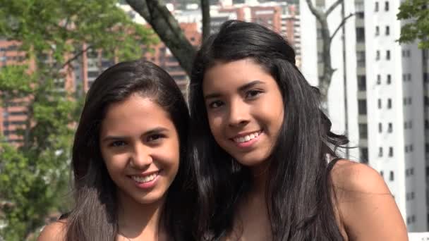 Usmívající se dospívající dívky na veřejný Park — Stock video
