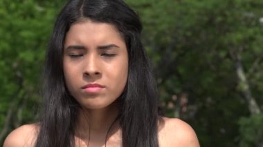 Üzgün ve depresyonda genç kız