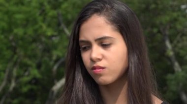 Üzgün ve yalnız genç kız