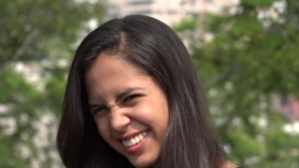 Sonriente adolescente hispana chica durante el verano — Vídeos de Stock