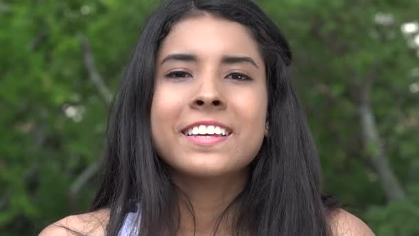 Любопытный и счастливый подросток девушка — стоковое видео