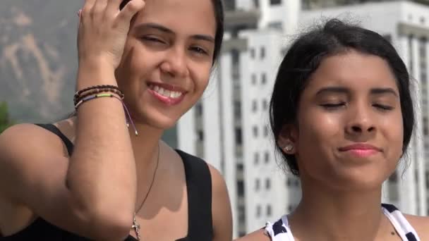 Девушки-подростки позируют и обнимаются — стоковое видео