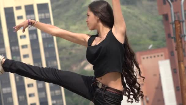 Mooie tiener meisje dansen buitenshuis — Stockvideo