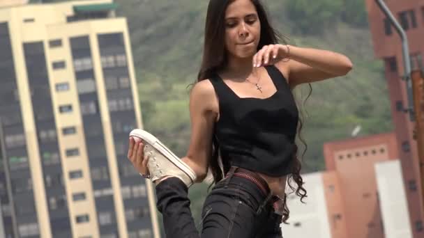 Teenager pige strækker sig udendørs – Stock-video