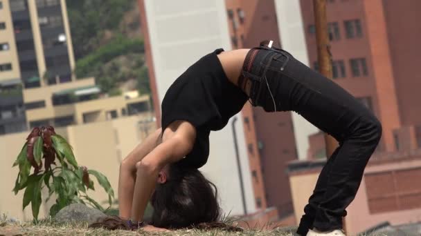 Adolescente menina realizando Contorção — Vídeo de Stock