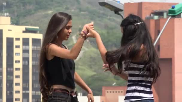 Amigos o hermanas bailando afuera — Vídeos de Stock