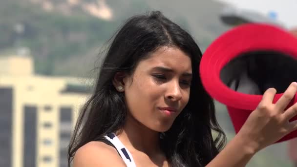 Девушка-подросток позирует в красной шляпе — стоковое видео