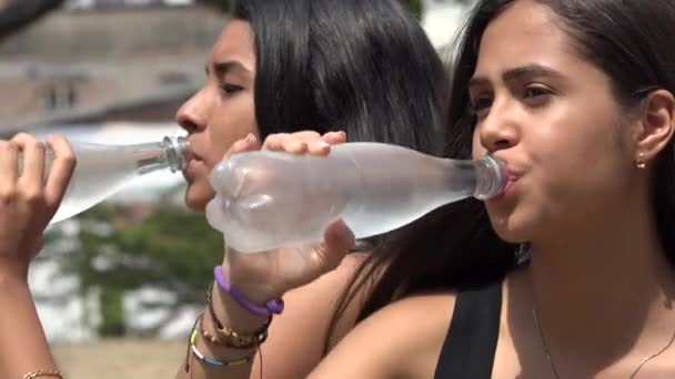 Tiener meisjes drinkwater — Stockvideo