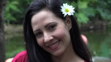 Doğada mutlu Latin kadın