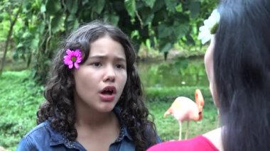 Öfkeli anne ve kızı savunarak