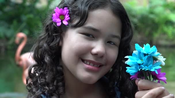 Chica adolescente sosteniendo flores coloridas — Vídeos de Stock