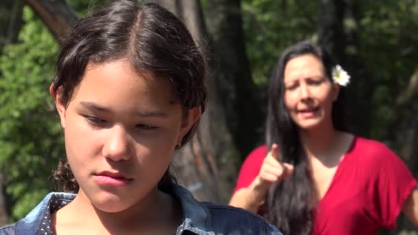 Madre enojada disciplina adolescente hija — Vídeo de stock
