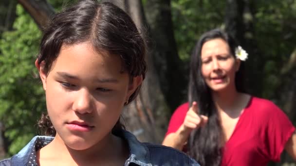 Colère mère discipliner adolescent fille — Video