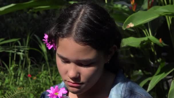 Triste adolescente chica en la naturaleza — Vídeos de Stock