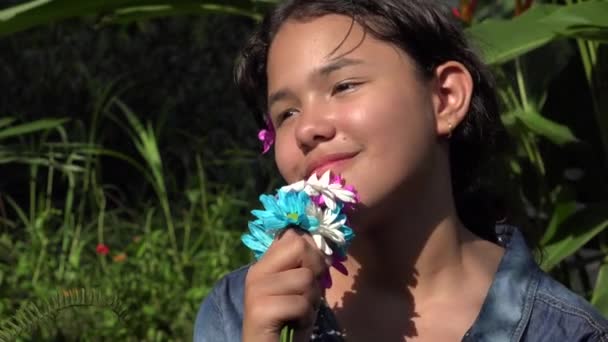 Chica adolescente soñando despierto o ponderando — Vídeos de Stock