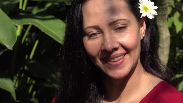 Ganska Latin kvinnan leende och glad — Stockvideo