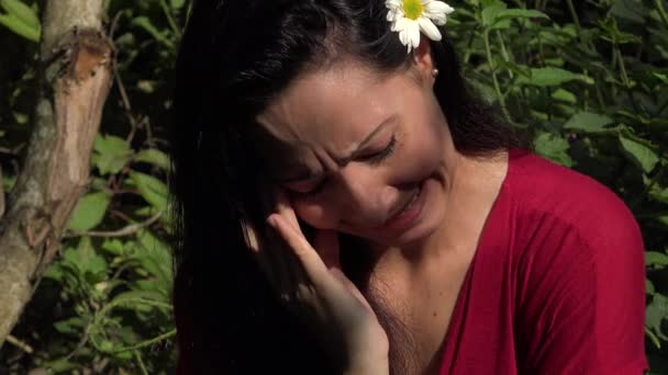 Mujer latina llorando en la naturaleza — Vídeos de Stock