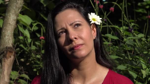 Χαμογελώντας Ισπανόφωνος γυναίκα στο λουλούδι στον κήπο — Αρχείο Βίντεο