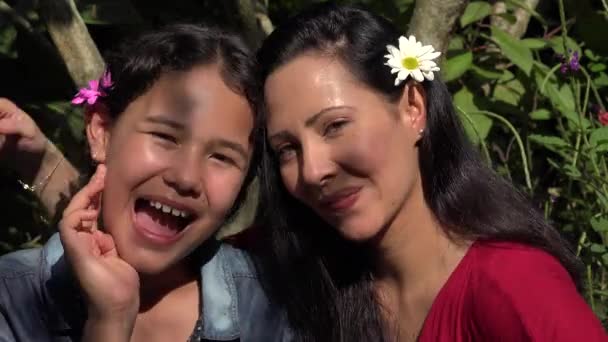 Мати і дочка позують разом — стокове відео