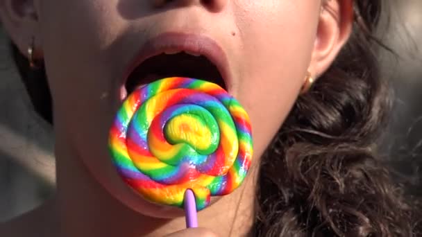 Tiener Hispanic meisje eten Lollipop — Stockvideo