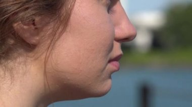 Görünümü, kadının yüzüne yan