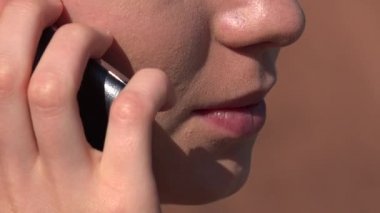 Scandanavian kadın kullanarak cep telefonu
