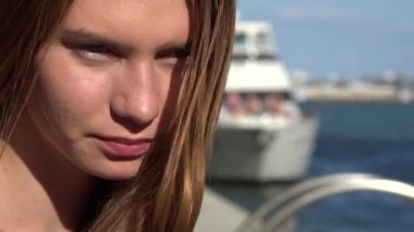 Arka planda tekne ile poz kadın