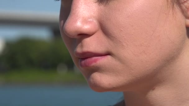Closeup kadının ağız ve dudaklar — Stok video