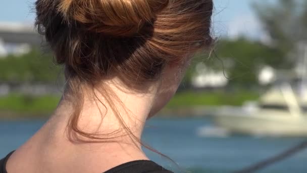 Frau beobachtet vorbeifahrende Boote — Stockvideo
