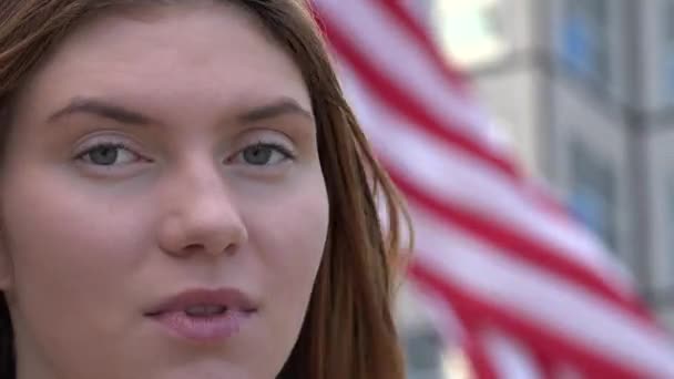 Женщина позирует с американским флагом — стоковое видео