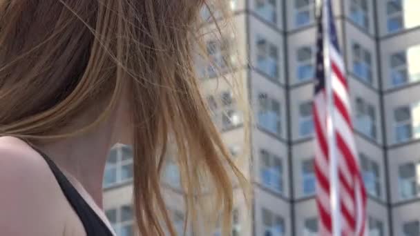 Mujer posando con bandera americana — Vídeo de stock