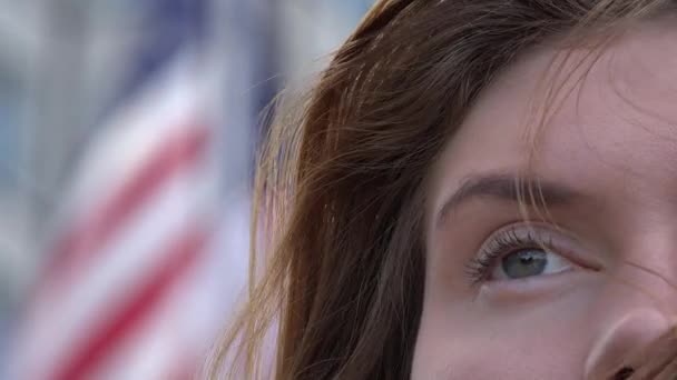 Mujer posando con bandera americana — Vídeo de stock