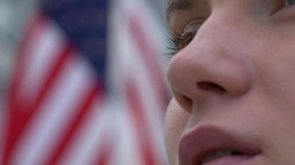 Жінка позує з американським прапором — стокове відео