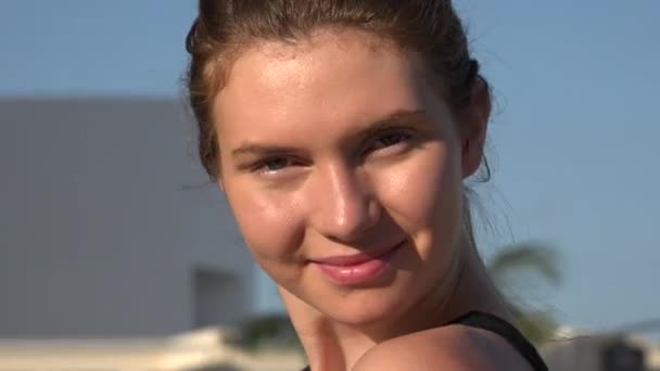 Kamera kadın gülümsüyor — Stok video