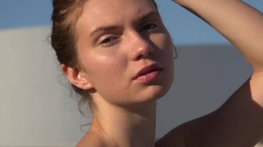 Güneşli günde poz kadın