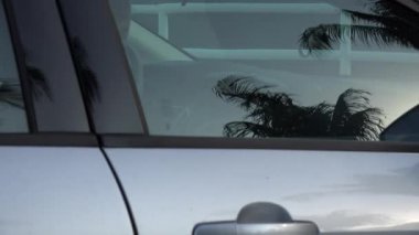 Kadın araba dışarı alır