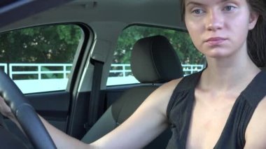 Kadın kontrol araç aynalar