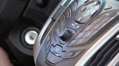 Kontrol panelinde Araç radyosu