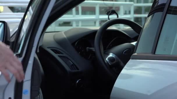 Kadın alır içine araba — Stok video