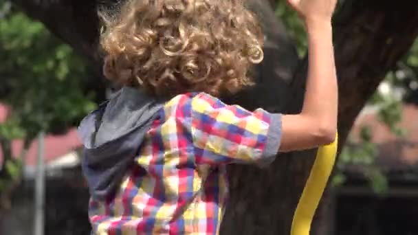 Молодий хлопчик здійснюють сонячний день — стокове відео