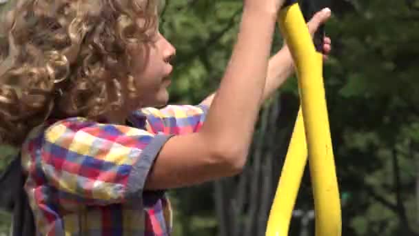 Joven chico haciendo ejercicio al aire libre — Vídeos de Stock