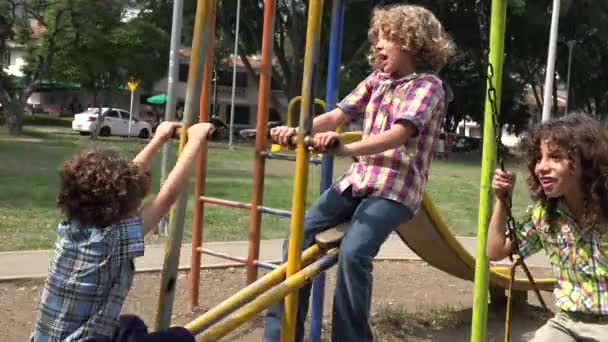 Hermanos jugando en Swing Set — Vídeo de stock